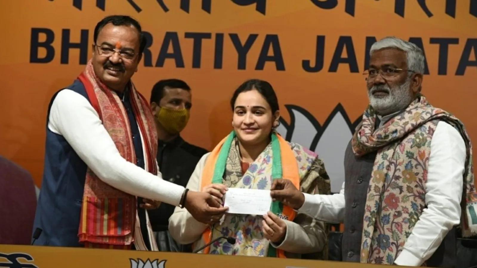 મુલાયમની પુત્રવધૂના 'કેસરિયા':મુલાયમ સિંહ યાદવની પુત્રવધૂ અપર્ણા ભાજપમાં જોડાઈ, લખનઉ કેન્ટથી ટિકિટ ન મળવાથી અખિલેશથી નારાજ હતી