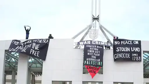 ઓસ્ટ્રેલિયન સંસદની છત પર ફ્રી પેલેસ્ટાઈન પોસ્ટર:વિરોધીઓ કાળા કપડાં પહેરીને પ્રવેશ્યા; PM અલ્બેનીઝે મુસ્લિમ સાંસદને સસ્પેન્ડ કર્યા - Divya Bhaskar