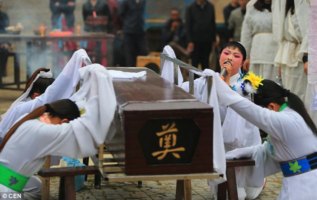 ચીનમાં ભાડૂતી માણસો મૃતકના બેસણામાં આવે છે રડવા, જાણો,અડધો કલાકનો વસૂલે છે 300 થી 400 ડોલર ચાર્જ,