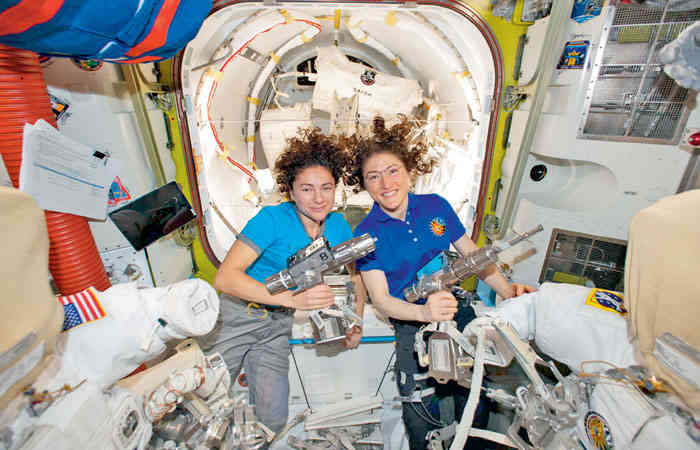 અમેરિકન મહિલા અવકાશયાત્રીઓની ટીમે સ્પેસવૉક કરીને ઈતિહાસ રચ્યો