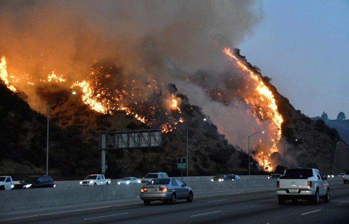 અમેરિકા: કેલિફોર્નિયામાં ભીષણ આગ લાગી, VIPના કરોડો ડૉલરના ઘર બળીને ખાખ
