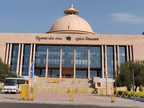 સરકારે વિધાનસભામાં જણાવ્યું : મુખ્યમંત્રી, રાજ્યપાલ દ્વારા ઉપયોગમાં લેવાતા પ્લેન, હેલિકોપ્ટરના મેન્ટેનન્સ માટે ગુજરાત સરકાર રોજના રૂ.3.24 લાખ ખર્ચે છે