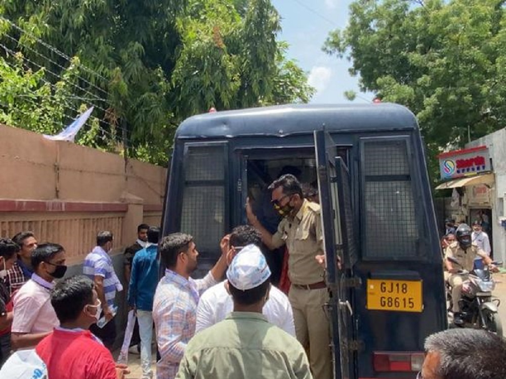 ‘આપ’ના કાર્યક્રમમાં પાકીટ ચોરાયા : ગુજરાતમાં AAPના કાર્યાલયના ઉદઘાટન સમયે જ દિલ્હીના ધારાસભ્ય સહિત 5ના પાકિટ ચોરાયા, એકની અટકાયત